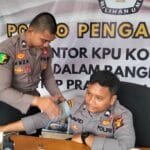 Sub satgas Dokes Berikan Yankes kepada Personil Jaga Massa Pilkada berlangsung Di Polresta Balikpapan