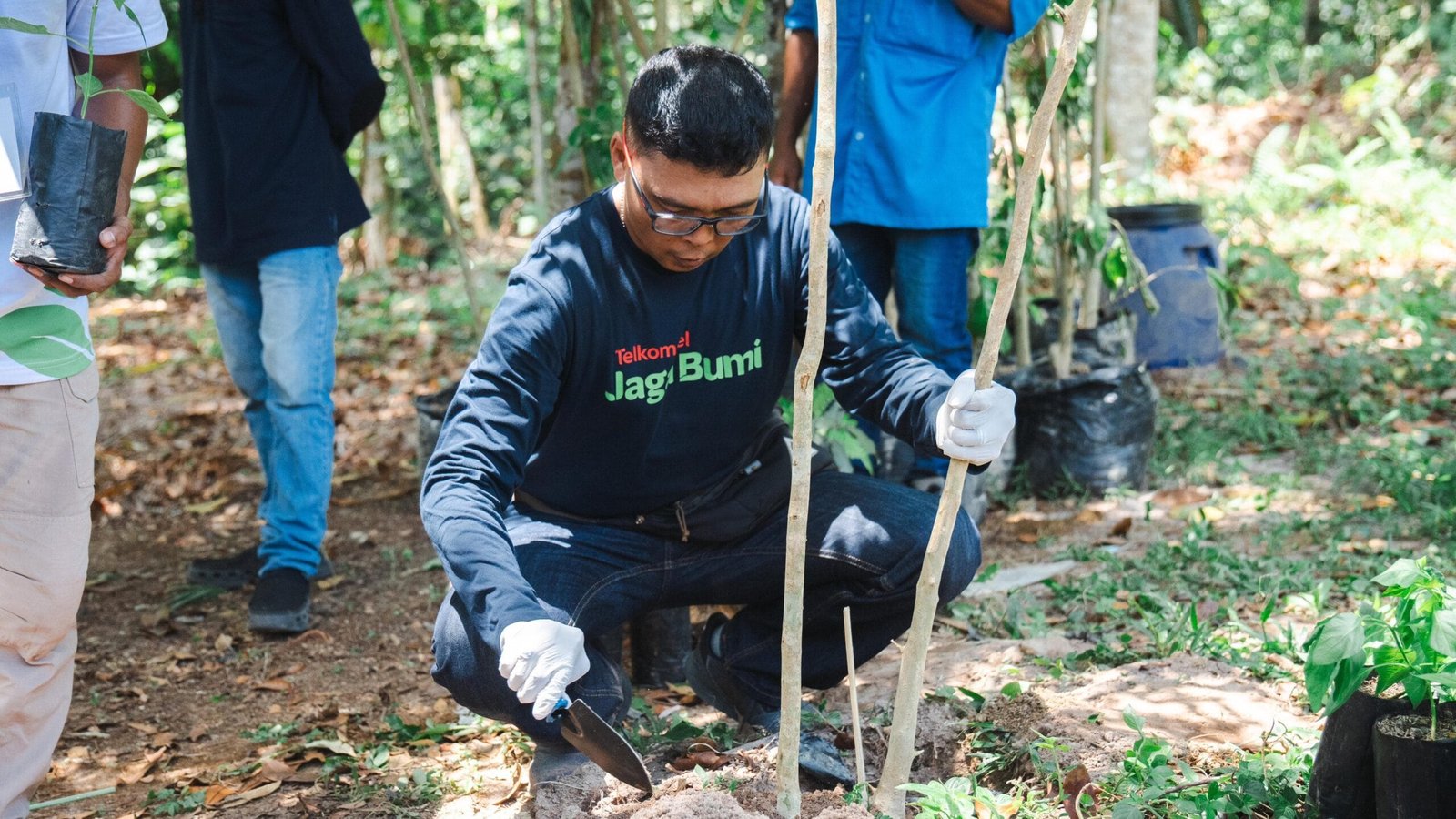 Telkomsel dan Ciro Waste Lakukan Aksi Bersama untuk Bumi Lestari di Hutan Kota Telaga Sari Balikpapan