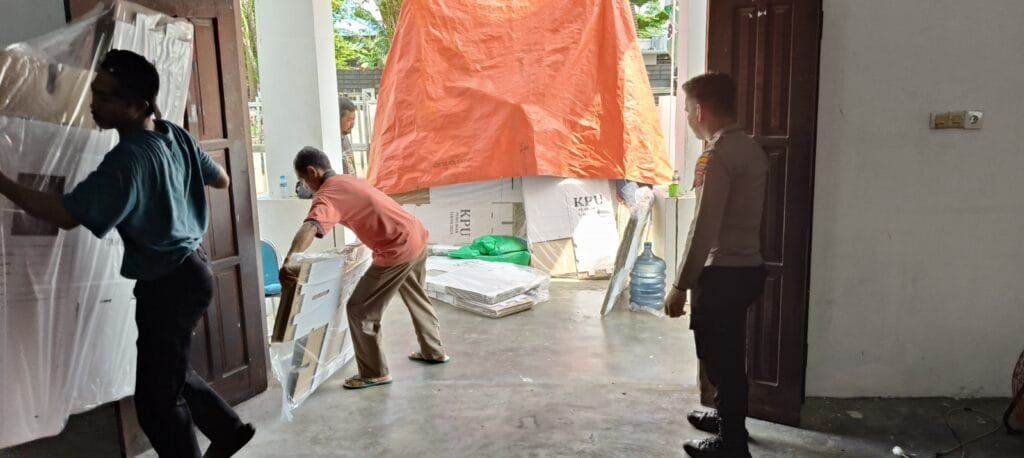 WhatsApp Image 2024 10 27 at 11.28.29 Pastikan Aman Pada Masa Tahapan Pilkada 2024, Polres Bontang Kawal Kedatangan Logistik di KPU Kota Bontang PROKALTIM