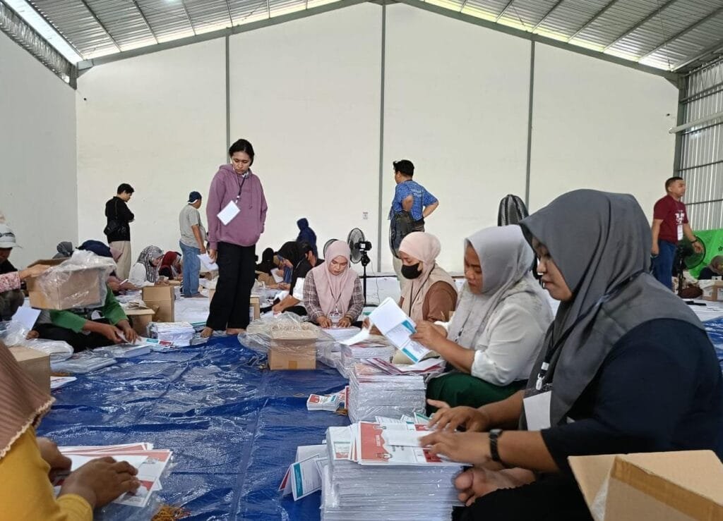 WhatsApp Image 2024 10 30 at 20.30.31 KPU Balikpapan Mulai Proses Sortir dan Lipat Surat Suara Pilkada Balikpapan 2024 PROKALTIM