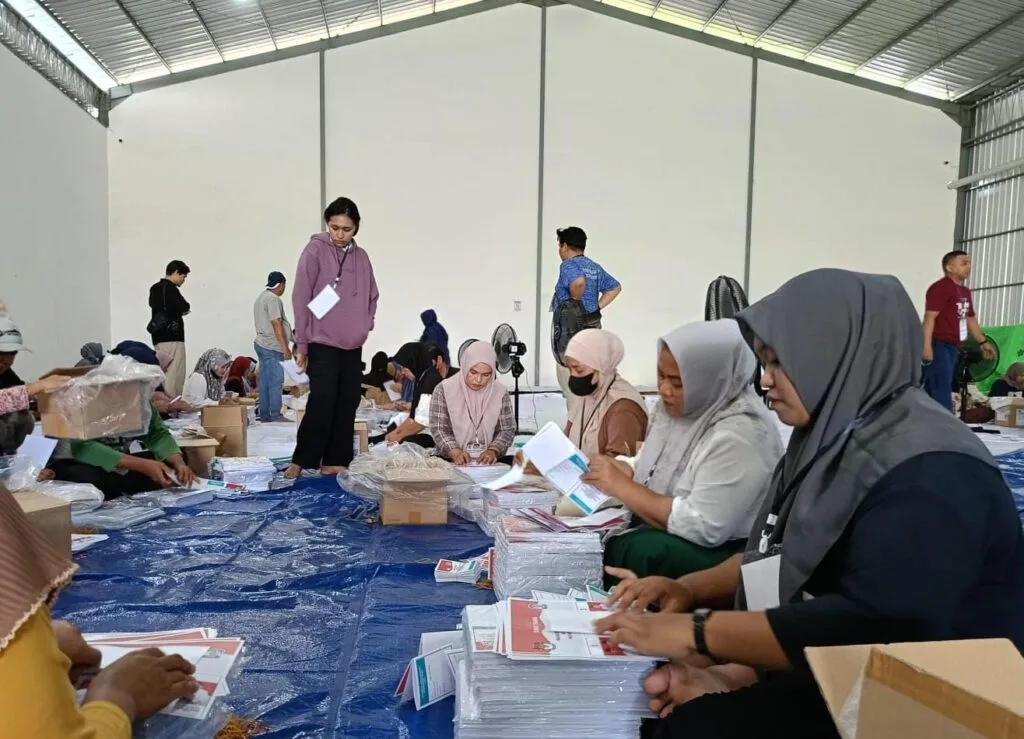 WhatsApp Image 2024 10 30 at 20.30.31 KPU Balikpapan Mulai Proses Sortir dan Lipat Surat Suara Pilkada Balikpapan 2024 PROKALTIM