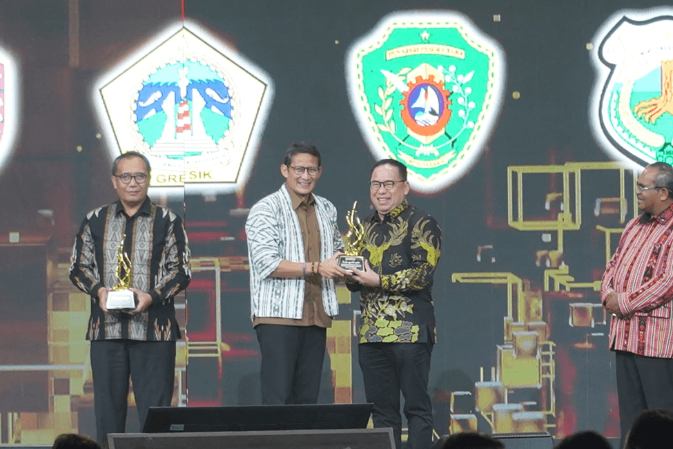 Pj. Bupati PPU Makmur Marbun Terima Penghargaan Bergengsi dari Kompas Media Group