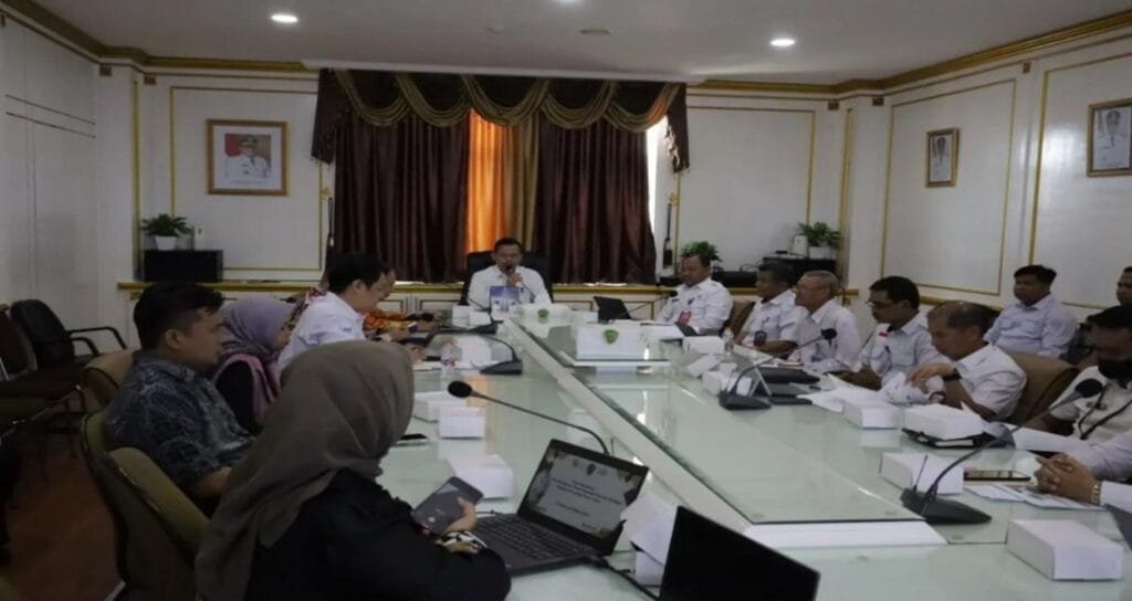 Sekda, Tohar mempimpin rapat koordinasi percepatan literasi dan inklusi keuangan daerah. (Humas)