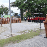Pj Bupati PPU Mauhammad Zainal Arifin memimpin apel gabungan di Kecamatan Babulu. (Humas)