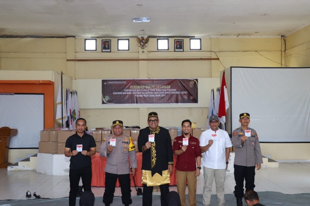WhatsApp Image 2024 11 05 at 13.40.45 Kapolres Bersama Pj Bupati PPU Pantau Penyortiran dan Pelipatan Surat Suara Pilkada Hari Pertama PROKALTIM