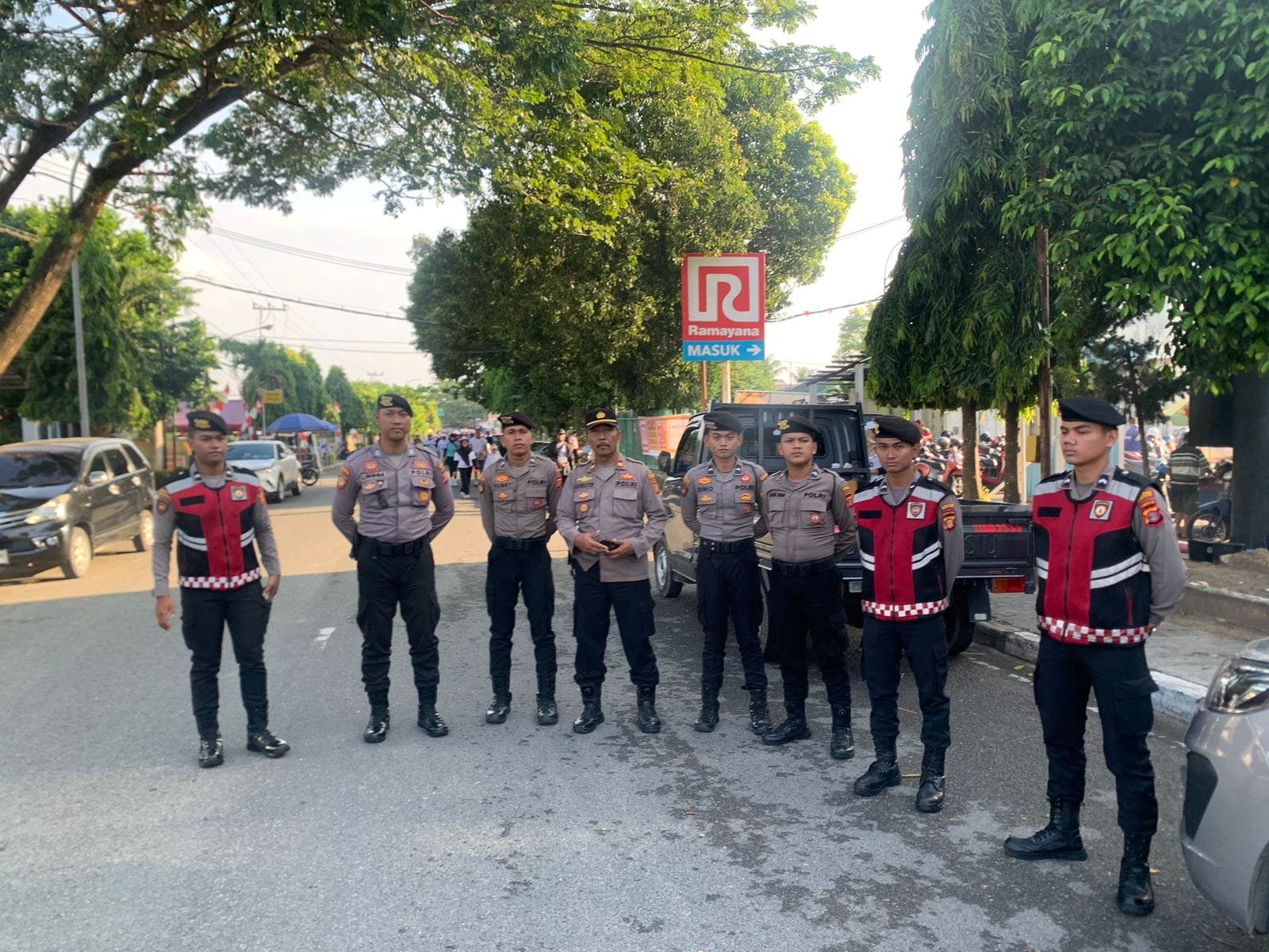 WhatsApp Image 2024 11 08 at 07.06.12 Pastikan berjalan lancar, Polres Bontang amankan Jalan Sehat untuk Sukseskan Pilkada 2024 di Halaman Parkir Ramayana PROKALTIM