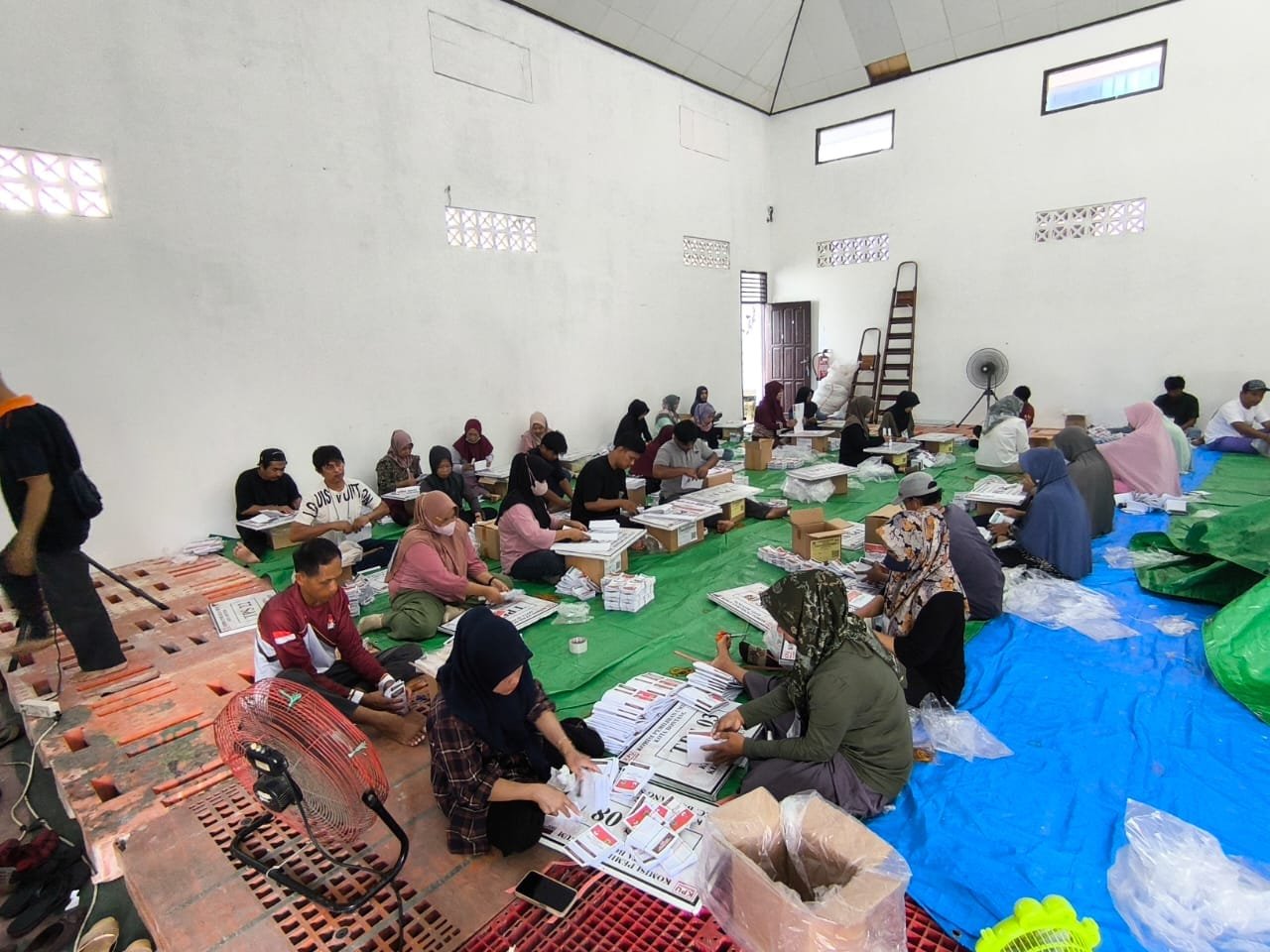 WhatsApp Image 2024 11 08 at 07.07.36 Pastikan aman, Polres Bontang kawal Proses Penyortiran dan Pelipatan Surat Suara Pilkada 2024 di KPU Kota Bontang PROKALTIM