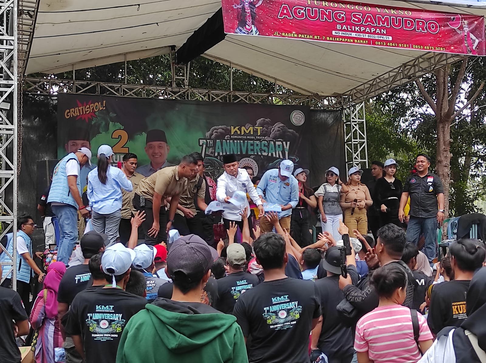 Komunitas Mobil Truk se-Kalimantan Beri Dukungan untuk Rudy-Seno di Pilgub Kaltim di Pantai Lamaru