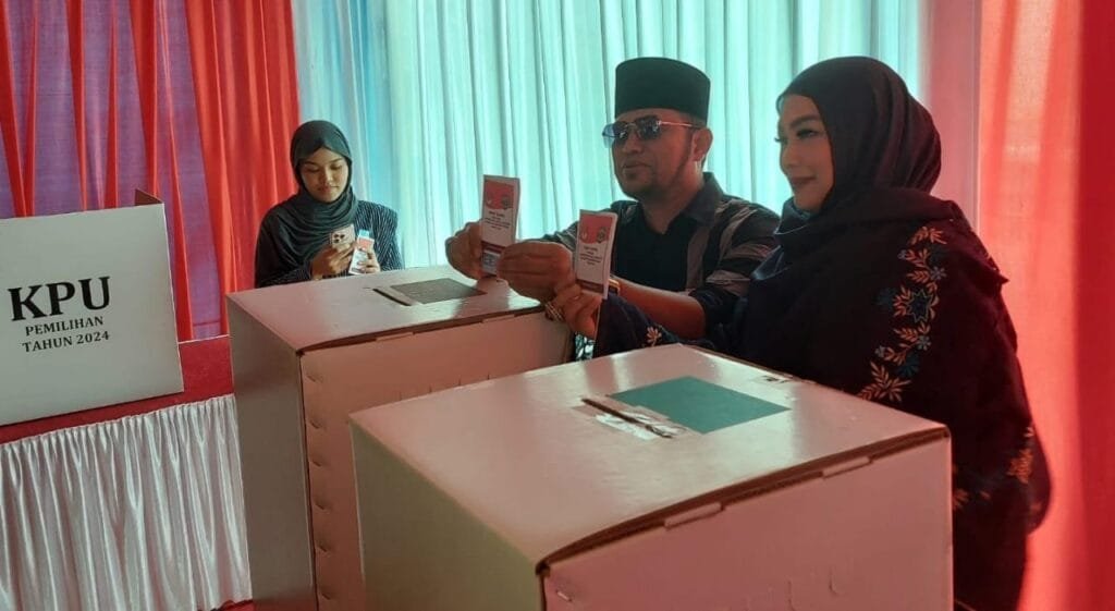 WhatsApp Image 2024 11 27 at 23.16.21 Pulang Umrah, Rudy Mas'ud Langsung Nyoblos di Kota Balikpapan PROKALTIM