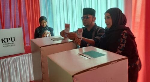 WhatsApp Image 2024 11 27 at 23.16.21 Pulang Umrah, Rudy Mas'ud Langsung Nyoblos di Kota Balikpapan PROKALTIM