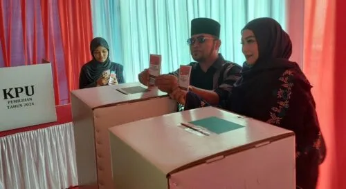 Pulang Umrah, Rudy Mas'ud Langsung Nyoblos di Kota Balikpapan PROKALTIM 6 WhatsApp Image 2024 11 27 at 23.16.21 Pulang Umrah, Rudy Mas'ud Langsung Nyoblos di Kota Balikpapan PROKALTIM