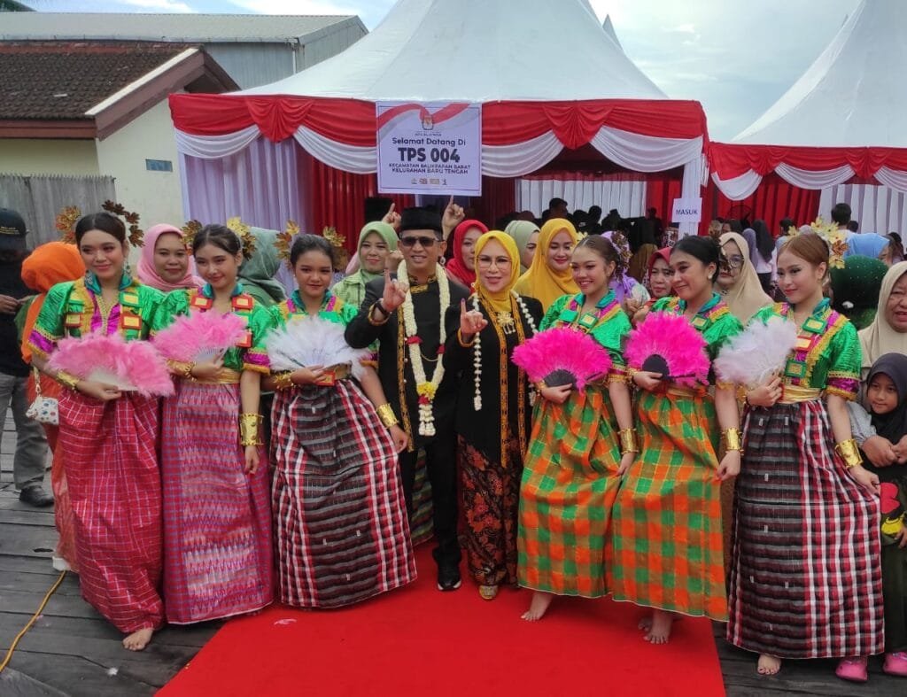 Calon Wali Kota Balikpapan, H Rahmad Mas'ud bersama sang istri Nurlena Rahmad, berfoto bersama dengan para penari AW Studio Balikpapan.