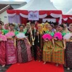 Calon Wali Kota Balikpapan, H Rahmad Mas'ud bersama sang istri Nurlena Rahmad, berfoto bersama dengan para penari AW Studio Balikpapan.