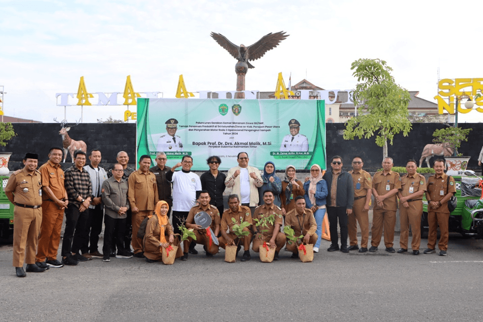 Pj Gubernur Akmal Malik dan Pj Bupati Muhammad Zainal Arifin saat peluncuran Gerakan Gemar Menanam Pohon. Senin (11/11/24). (Diskominfo)