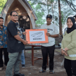Penyerahan bantuan sarana dan prasarana pariwisata oleh Pj Bupati Muhammad Zainal Arifin. (Diskominfo)
