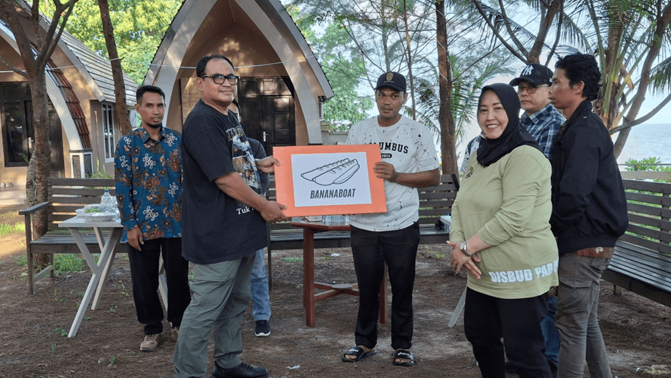 Penyerahan bantuan sarana dan prasarana pariwisata oleh Pj Bupati Muhammad Zainal Arifin. (Diskominfo)