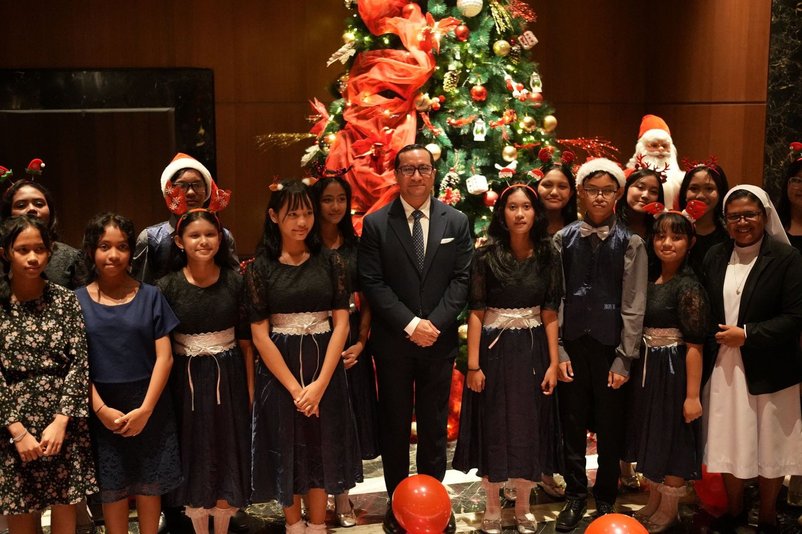 Swissotel Nusantara Menggelar Upacara Penyalaan Lampu Natal Pertama