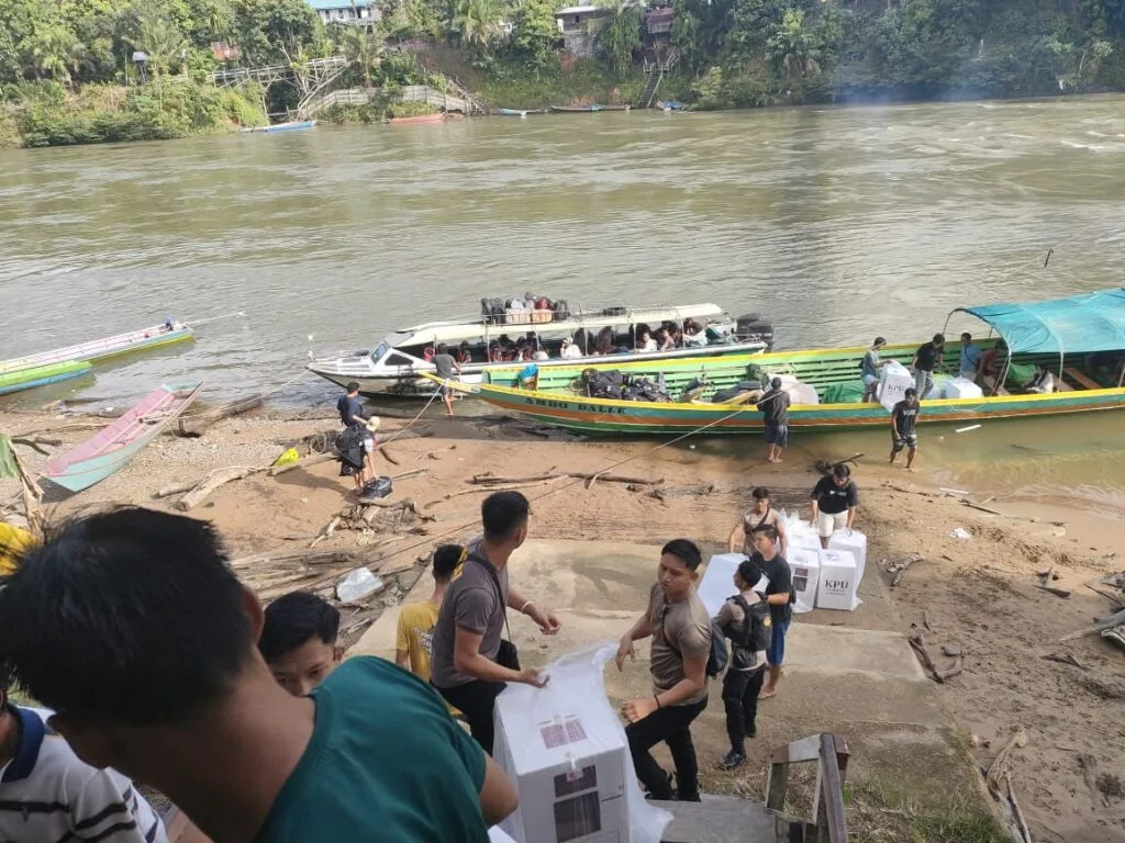 WhatsApp Image 2024 12 04 at 14.23.25 Pergeseran Kotak Suara Pilkada Dari PPK Kec. Long Apari Menuju KPU Kabupaten Mahakam Ulu PROKALTIM