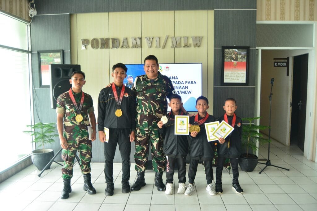 WhatsApp Image 2024 12 11 at 13.16.58 Danpomdam VI/Mlw Berikan Penghargaan dan Dana Pembinaan kepada Atlet Karate Inkai Dojo Pomdam VI/Mlw yang Berprestasi PROKALTIM