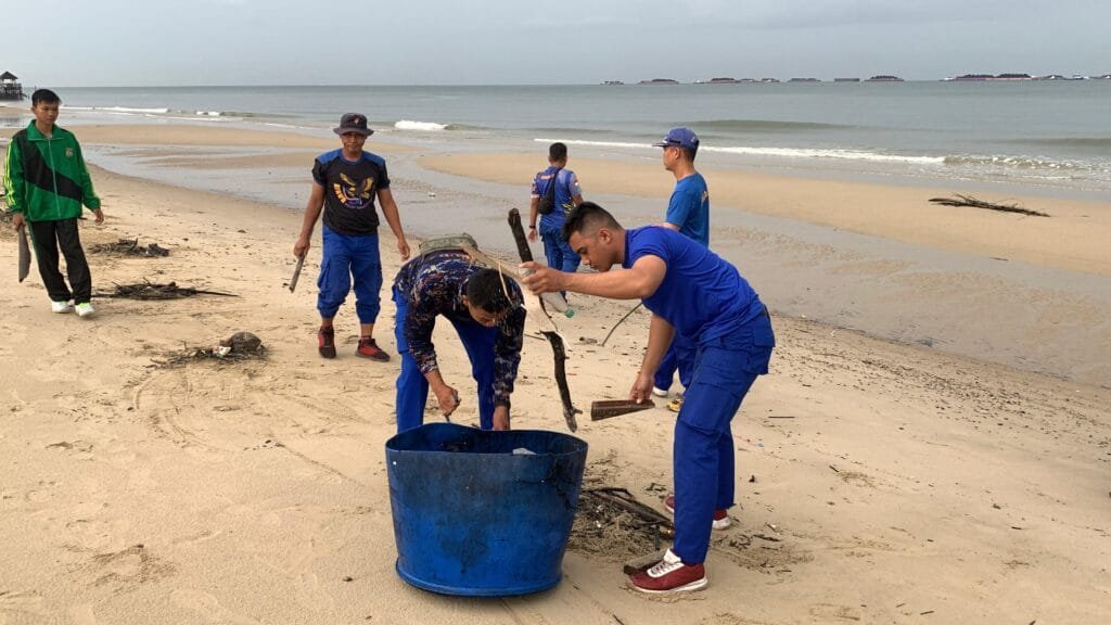 WhatsApp Image 2024 12 13 at 21.12.01 Polairud Polda Kaltim Gelar Program Jum’at Bersih Laut dan Sungai di Pantai Kilang Mandiri PROKALTIM
