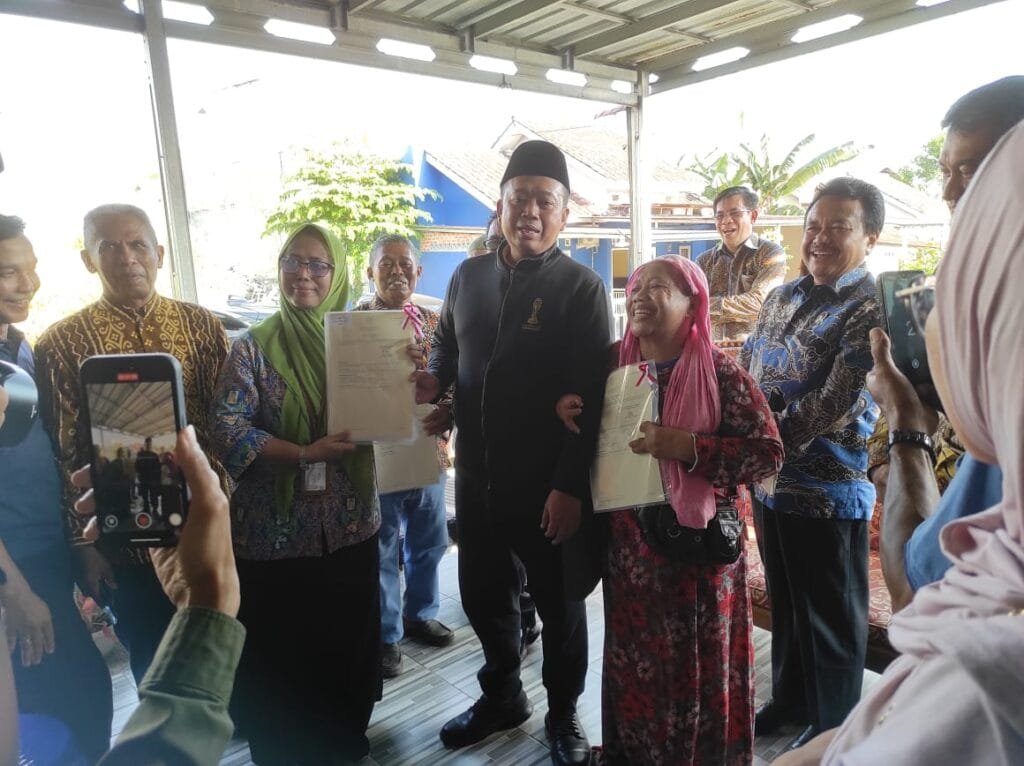WhatsApp Image 2024 12 14 at 22.12.05 Menteri ATR/BPN Nusron Wahid Serahkan 44 Sertifikat Tanah di Balikpapan PROKALTIM