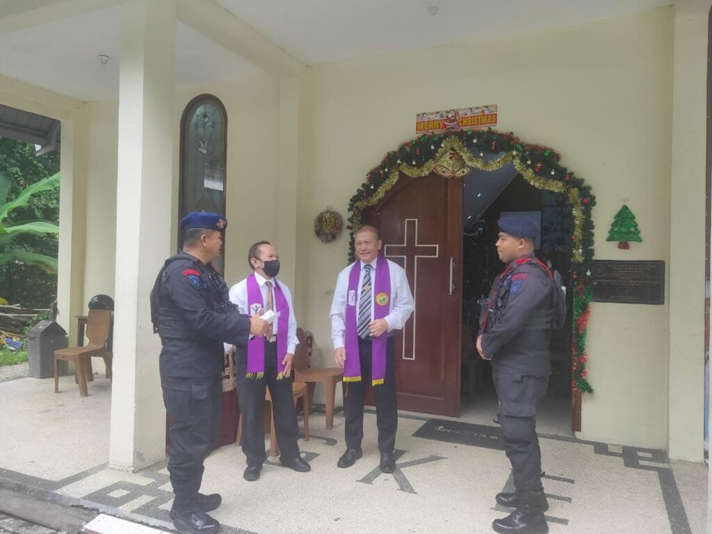 WhatsApp Image 2024 12 22 at 22.40.05 Batalyon A Pelopor Satbrimob Polda Kaltim Intensifkan Pengamanan Gereja Menjelang Natal dan Tahun Baru di Balikpapan PROKALTIM