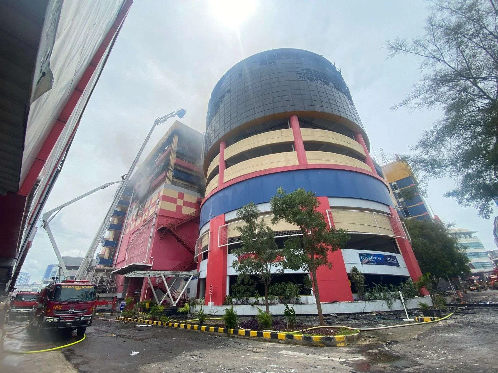 Kebakaran Glodok Plaza, Damkar Temukan 4 Korban Tewas di Lantai 8