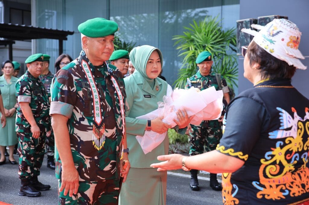 WhatsApp Image 2025 01 01 at 13.25.47 Mayjen Rudy Rahmat Nugraha Resmi Menjabat Pangdam VI/Mlw, Tradisi Tepung Tawar Meriahkan Kedatangannya PROKALTIM