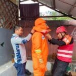 Brimob Kaltim dan BPBD Balikpapan Bersinergi Musnahkan Sarang Tawon Vespa yang Mengancam Keselamatan Warga