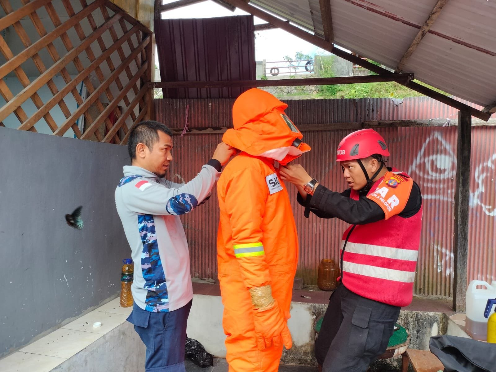 Brimob Kaltim dan BPBD Balikpapan Bersinergi Musnahkan Sarang Tawon Vespa yang Mengancam Keselamatan Warga