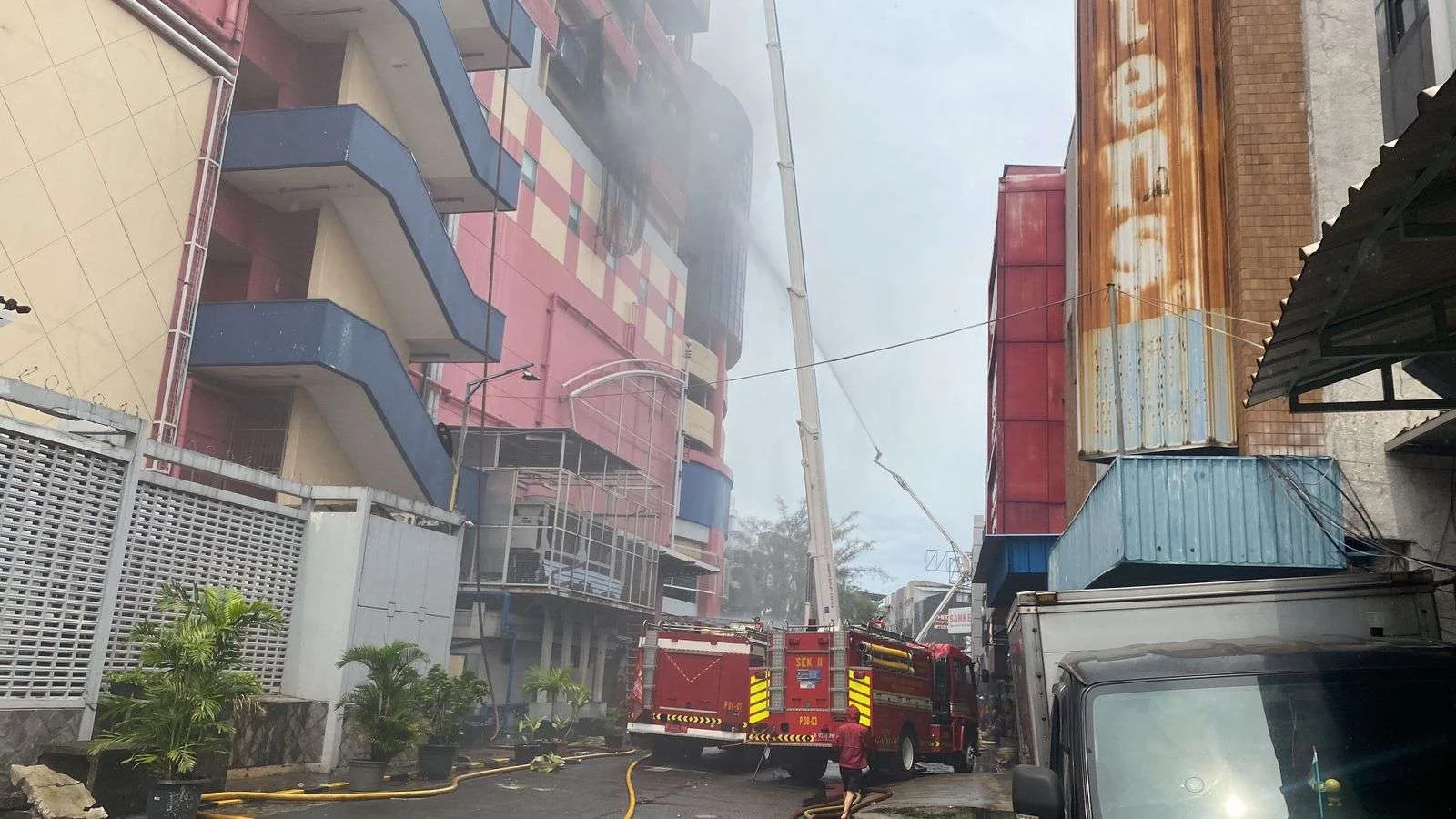 Mall Glodok Plaza Terbakar, Pemadaman Masih Berlangsung Hingga Kamis Siang