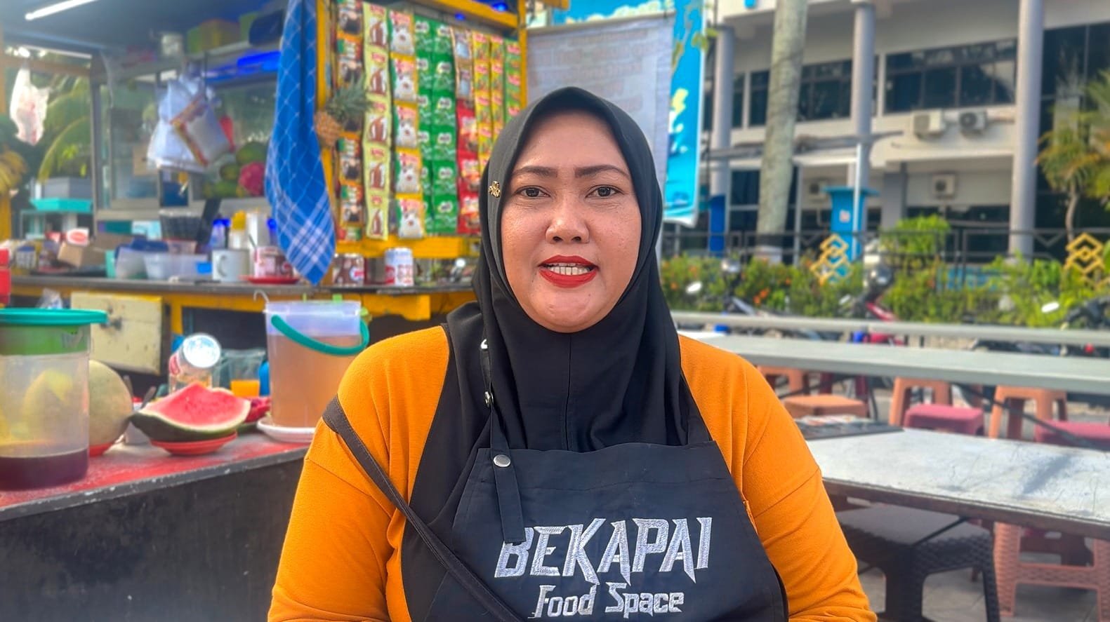 Ana ibu rumah tangga pemgguna listrik 900Va yang sehari hari berjualan di Taman Bekapai memanfaatkan diskon tarif listrik untuk meningkatkan produktivitas usahanya