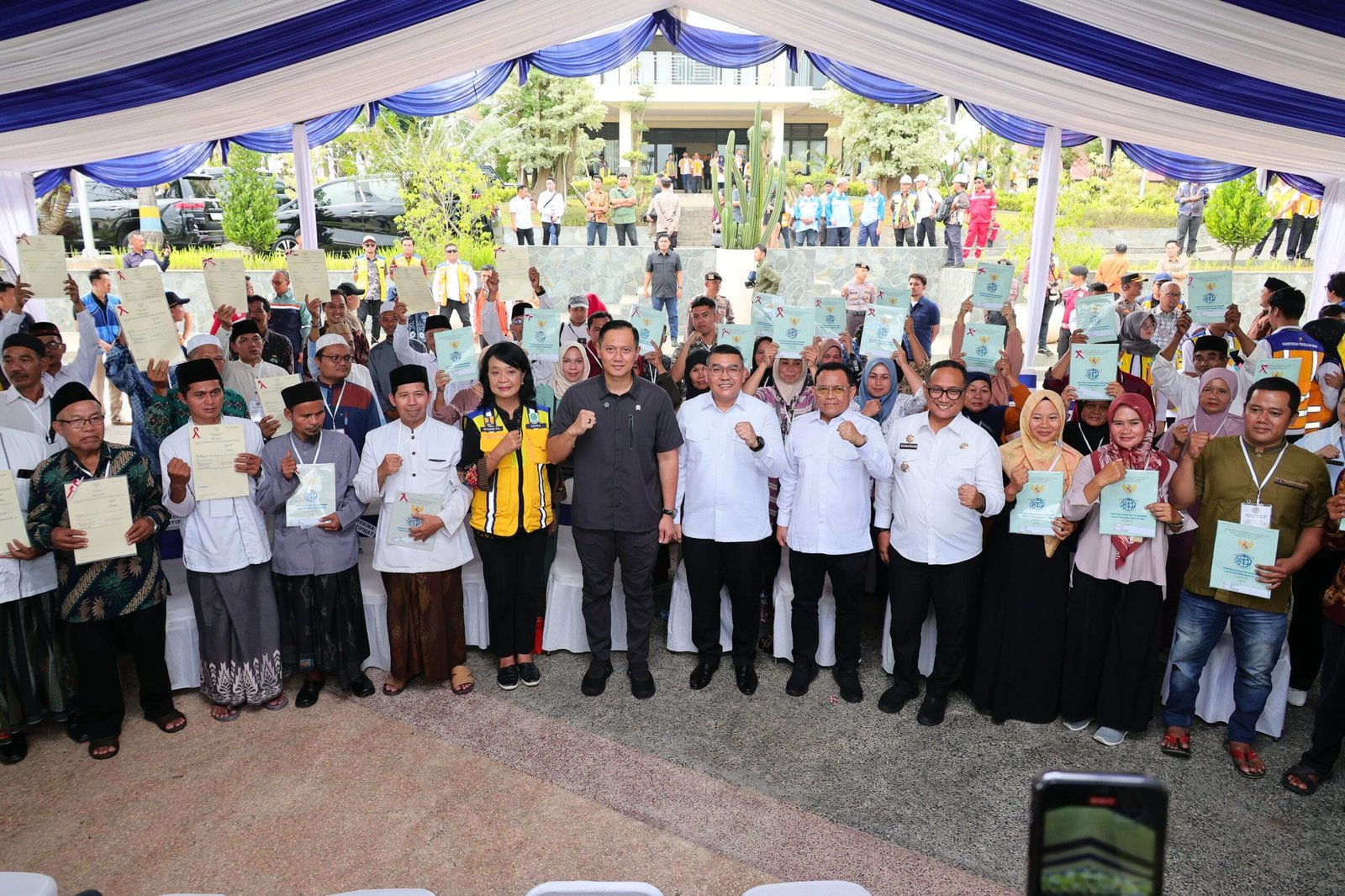 WhatsApp Image 2025 01 21 at 20.31.40 scaled Tegaskan Kepastian Hukum Tanah Warga Negara, Menko AHY dan Wamen Ossy Serahkan Setipikat Tanah untuk Warga Lebak PROKALTIM