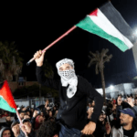 Warga Palestina bersuka cita merayakan gencatan senjata antara Hamas dan Israel. (Foto: Reuters/Mohammed Salem)