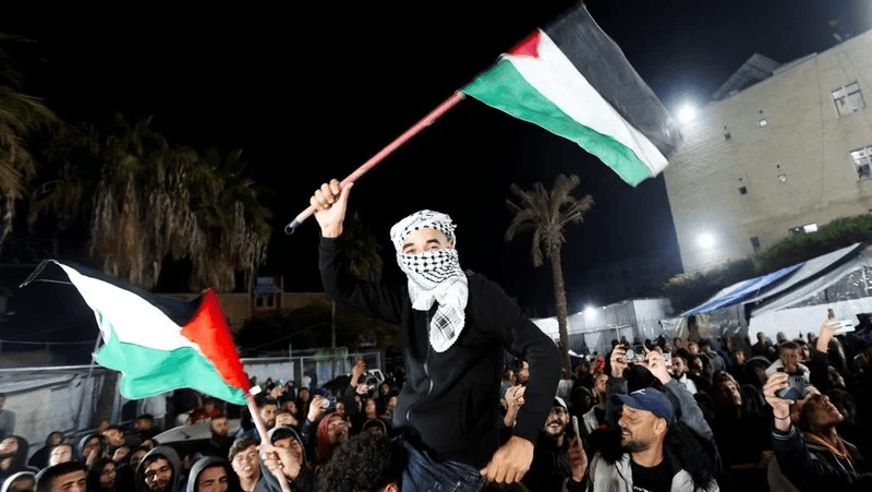 Warga Palestina bersuka cita merayakan gencatan senjata antara Hamas dan Israel. (Foto: Reuters/Mohammed Salem)