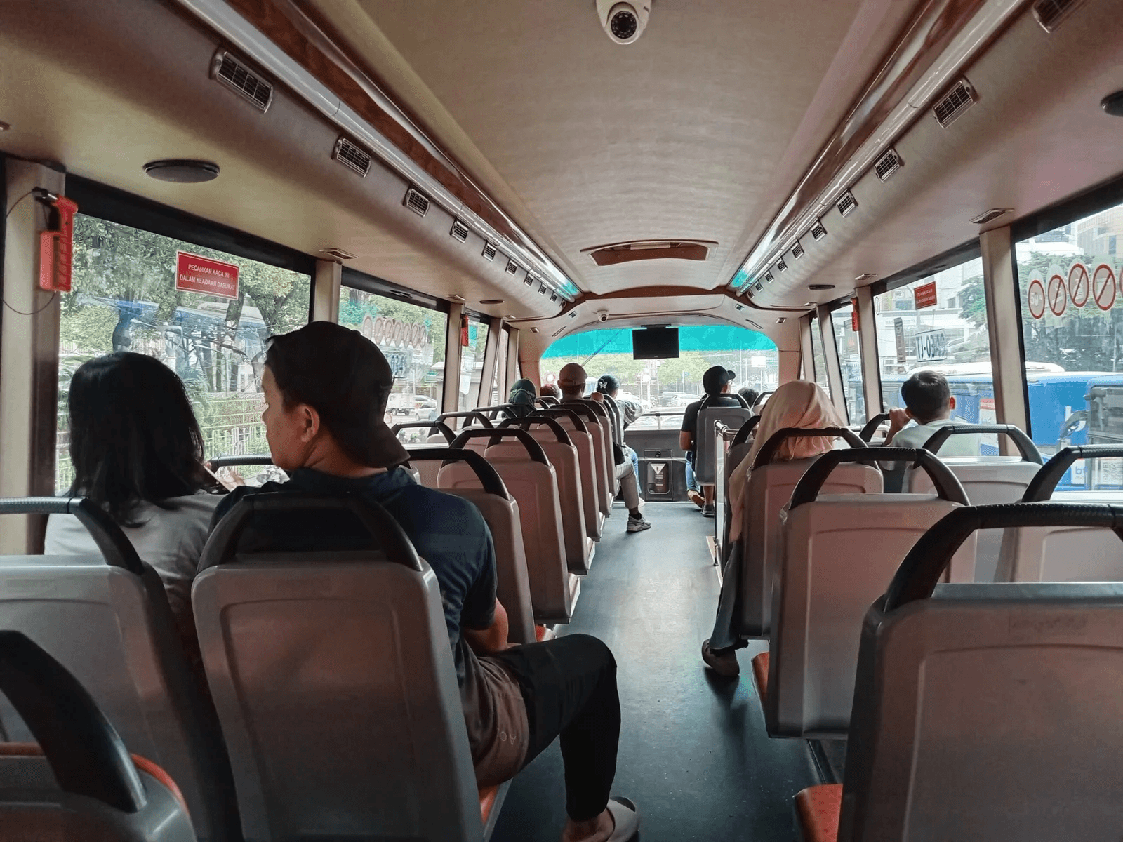 Hujan Tak Halangi Warga Nikmati Perjalanan dengan Bus Tingkat