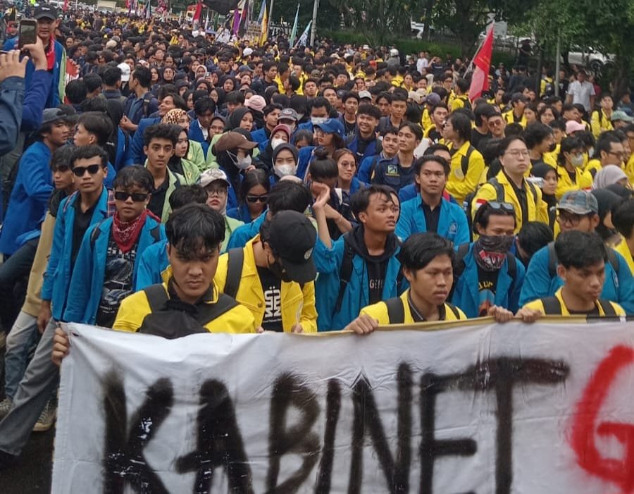 Padati Patung Kuda, Massa Aksi “Indonesia Gelap” Serukan&hellip;