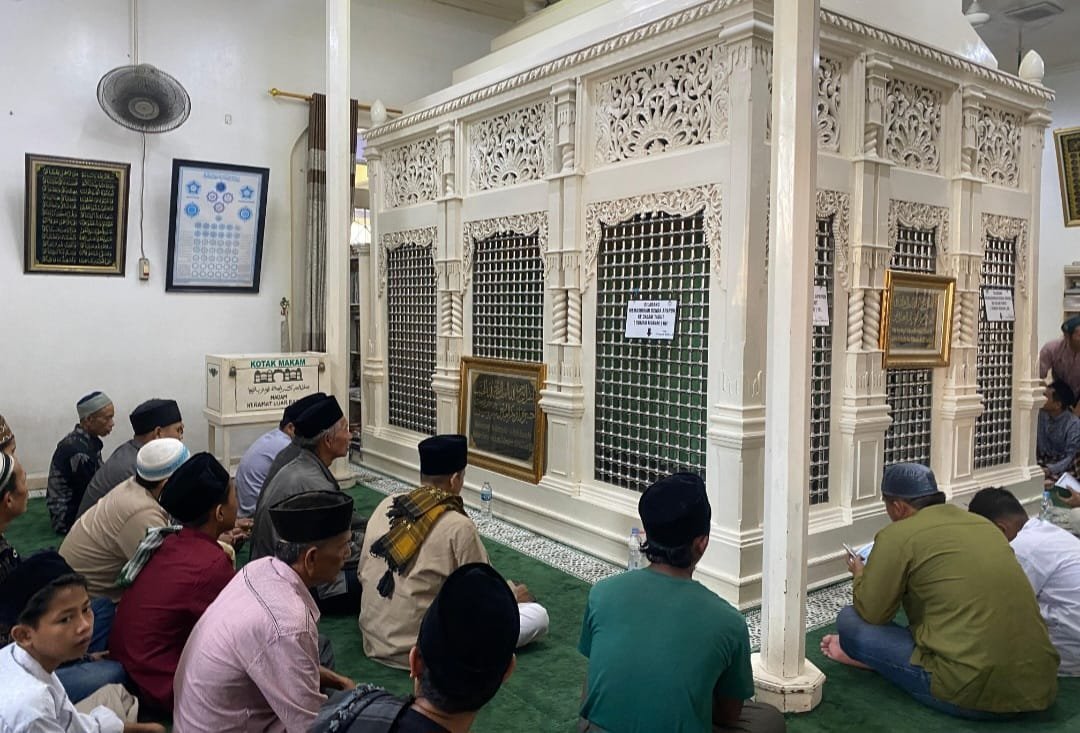 Ziarah Makam Habib Husein di Masjid Luar Batang,&hellip;