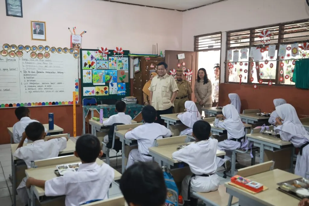 Tinjau Program MBG di SDN Kedung Jaya 1 Bogor, Prabowo Disambut Ratusan Siswa PROKALTIM 4 Prabowo 1 Tinjau Program MBG di SDN Kedung Jaya 1 Bogor, Prabowo Disambut Ratusan Siswa PROKALTIM
