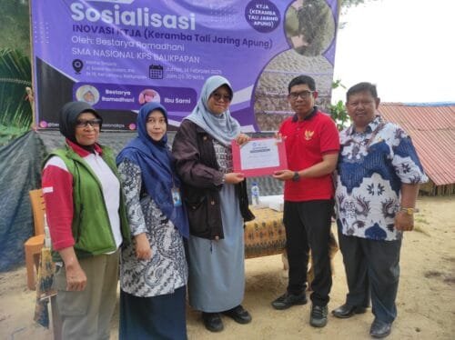 WhatsApp Image 2025 02 14 at 20.13.32 Inovasi Keramba Tali Jaringan Apung oleh Siswi SMA Nasional KPS Balikpapan untuk Budidaya Rumput Laut di Pantai Smacly Lamaru PROKALTIM