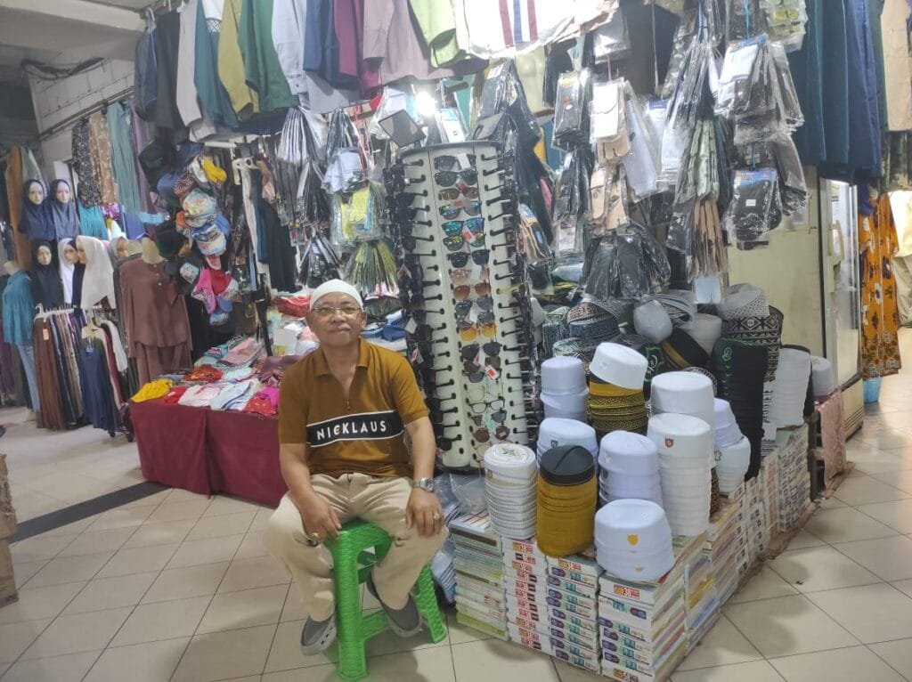 WhatsApp Image 2025 02 18 at 14.16.42 Menyambut Ramadan 1446 H, Baju Kurta dan Koko Jadi Pilihan Utama Kios H Irma di Rapak Plaza PROKALTIM