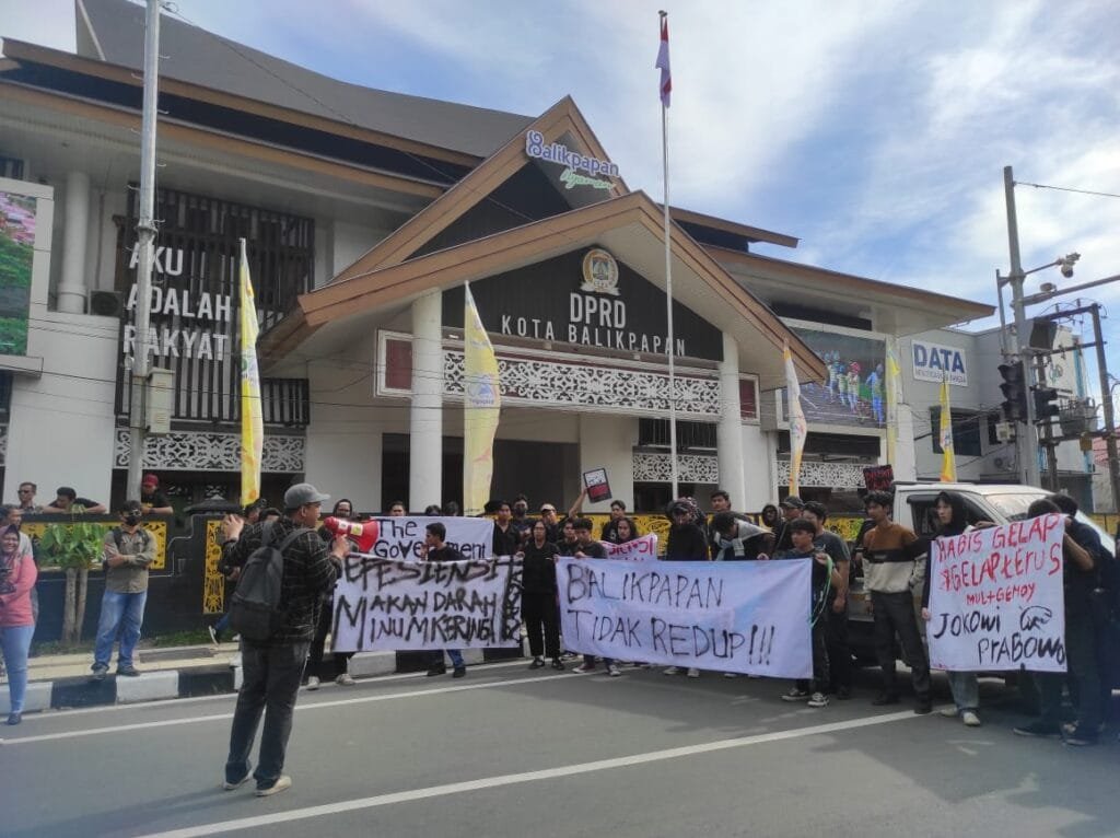WhatsApp Image 2025 02 21 at 20.31.59 Mahasiswa Balikpapan Gelar Aksi Protes di Depan Gedung DPRD, Soroti Kebijakan Pemerintah Nasional dan Masalah Lokal PROKALTIM