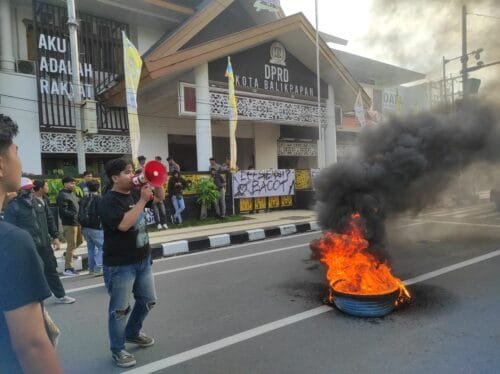 Mahasiswa Balikpapan Gelar Aksi Protes di Depan Gedung DPRD, Soroti Kebijakan Pemerintah Nasional dan Masalah Lokal PROKALTIM 2 WhatsApp Image 2025 02 21 at 20.33.06 Mahasiswa Balikpapan Gelar Aksi Protes di Depan Gedung DPRD, Soroti Kebijakan Pemerintah Nasional dan Masalah Lokal PROKALTIM