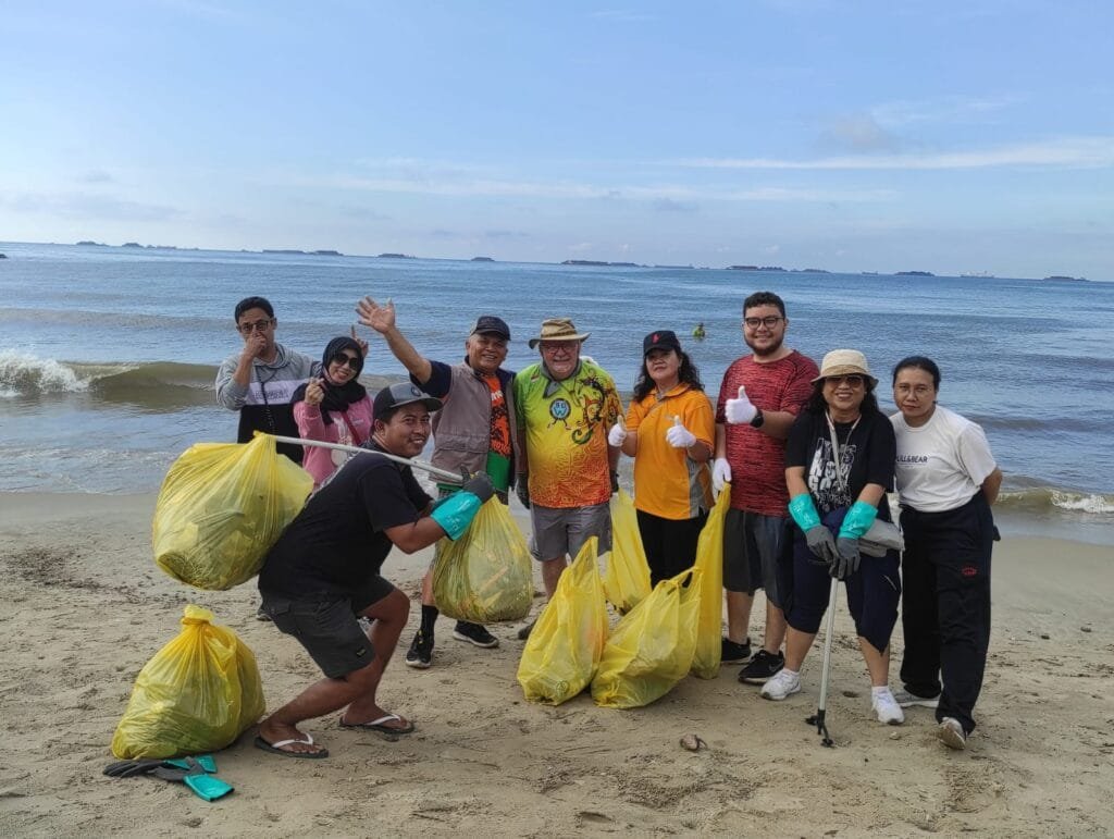 WhatsApp Image 2025 02 23 at 10.50.39 Meriah, Komunitas SD Walker Gelar Aksi Bersih Pantai Markoni, Dukung Lingkungan Sehat PROKALTIM