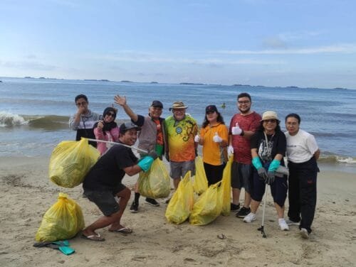 WhatsApp Image 2025 02 23 at 10.50.39 Meriah, Komunitas SD Walker Gelar Aksi Bersih Pantai Markoni, Dukung Lingkungan Sehat PROKALTIM
