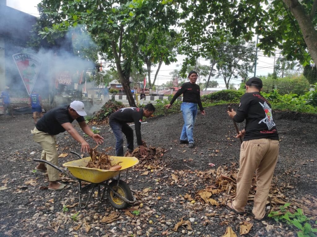 WhatsApp Image 2025 02 23 at 20.53.23 Laskar Gepak DPC Kota Balikpapan Gelar Kerja Bakti Bersih Lingkungan Menyambut Bulan Suci Ramadhan PROKALTIM
