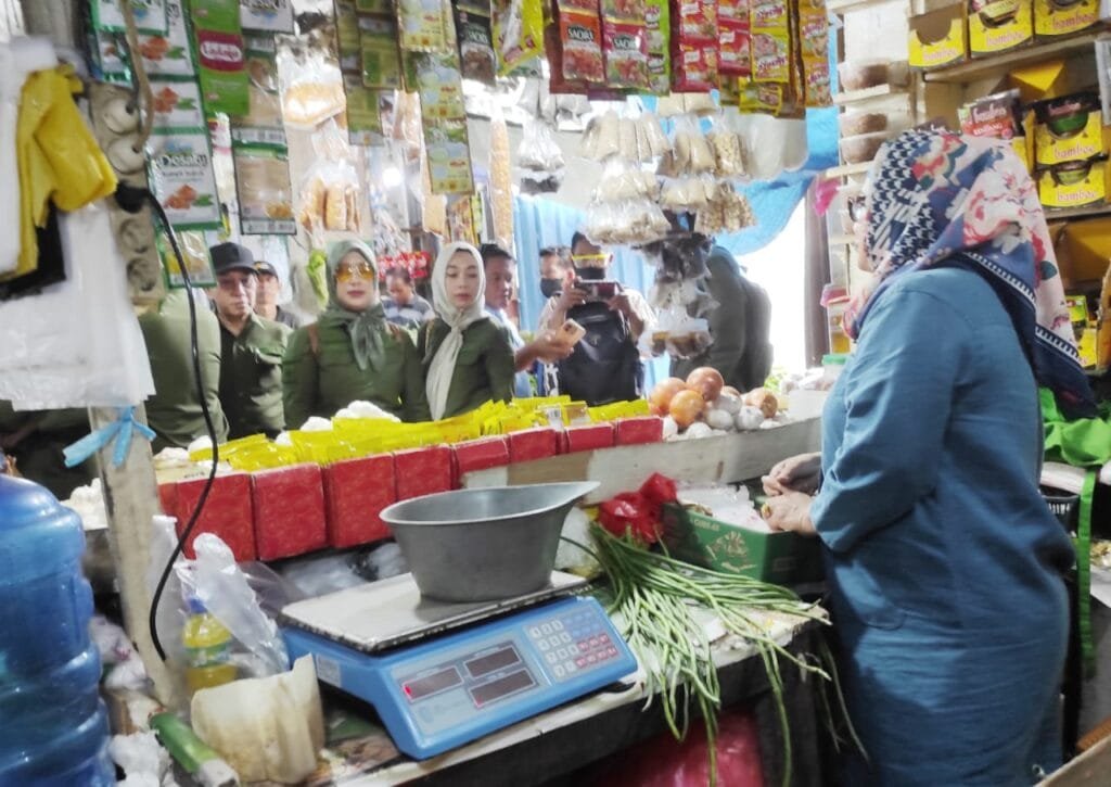 WhatsApp Image 2025 02 24 at 21.04.23 Komisi II DPRD Balikpapan Kunlap ke Pasar, Pastikan Harga dan Ketersediaan Bahan Pokok Stabil Menjelang Ramadhan PROKALTIM