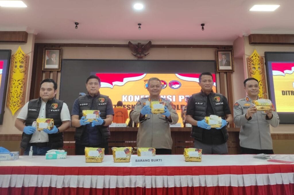 WhatsApp Image 2025 02 27 at 19.04.55 Polda Kaltim Ungkap Peredaran Narkotika Jenis Sabu 9 Kg, Dua Tersangka Diamankan PROKALTIM