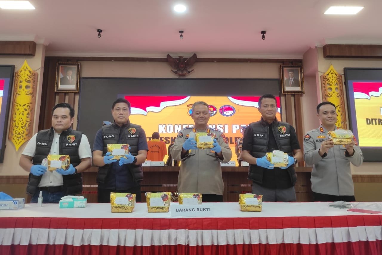 WhatsApp Image 2025 02 27 at 19.04.55 Polda Kaltim Ungkap Peredaran Narkotika Jenis Sabu 9 Kg, Dua Tersangka Diamankan PROKALTIM