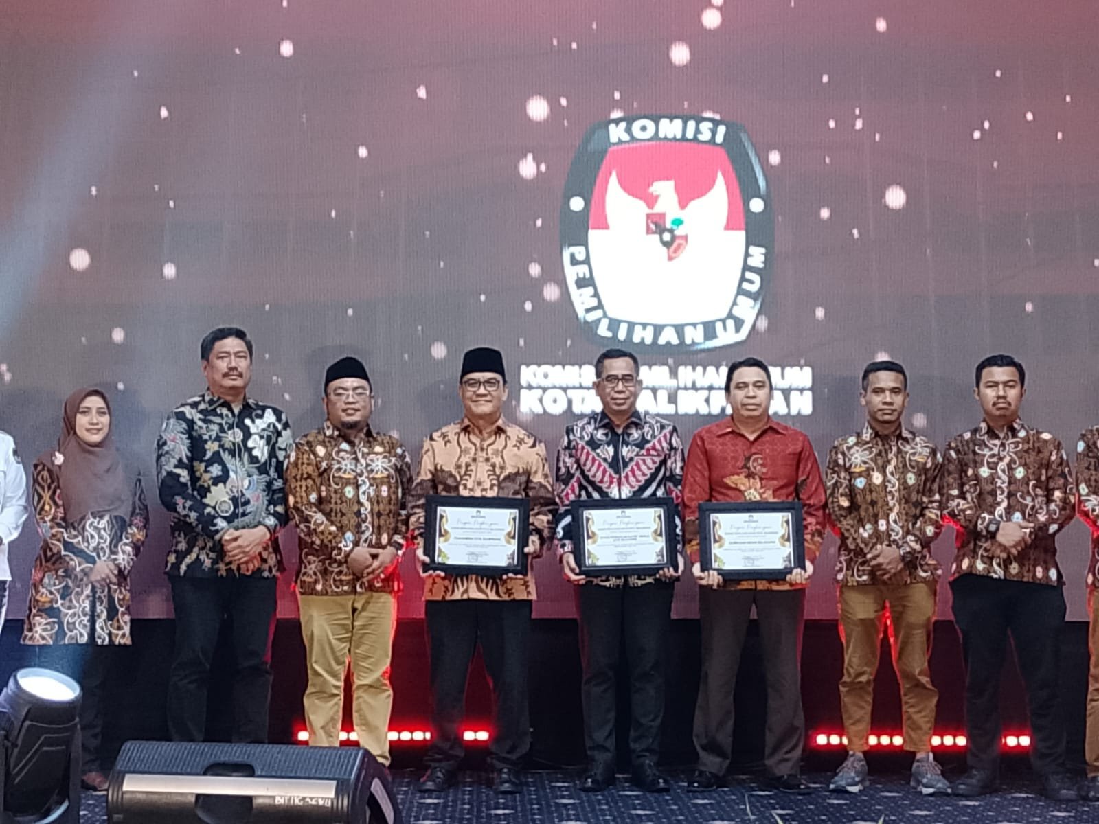 KPU Balikpapan Beri Penghargaan pada Instansi Pendukung Keberhasilan Pilkada 2024 PROKALTIM 1 WhatsApp Image 2025 02 27 at 19.15.36 KPU Balikpapan Beri Penghargaan pada Instansi Pendukung Keberhasilan Pilkada 2024 PROKALTIM